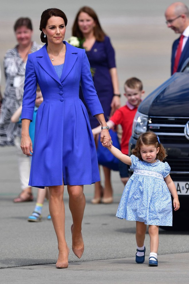 Công nương Kate Middleton làm dâu Hoàng gia 7 năm chỉ có 3 lần mặc xấu - Ảnh 1.