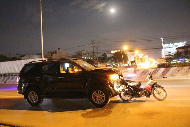 B&igrave;nh Dương: T&agrave;i xế bỏ trốn sau khi điều khiển &ocirc; t&ocirc; đi&ecirc;n t&ocirc;ng h&agrave;ng loạt xe m&aacute;y v&agrave; xe ba g&aacute;c - Ảnh 2.