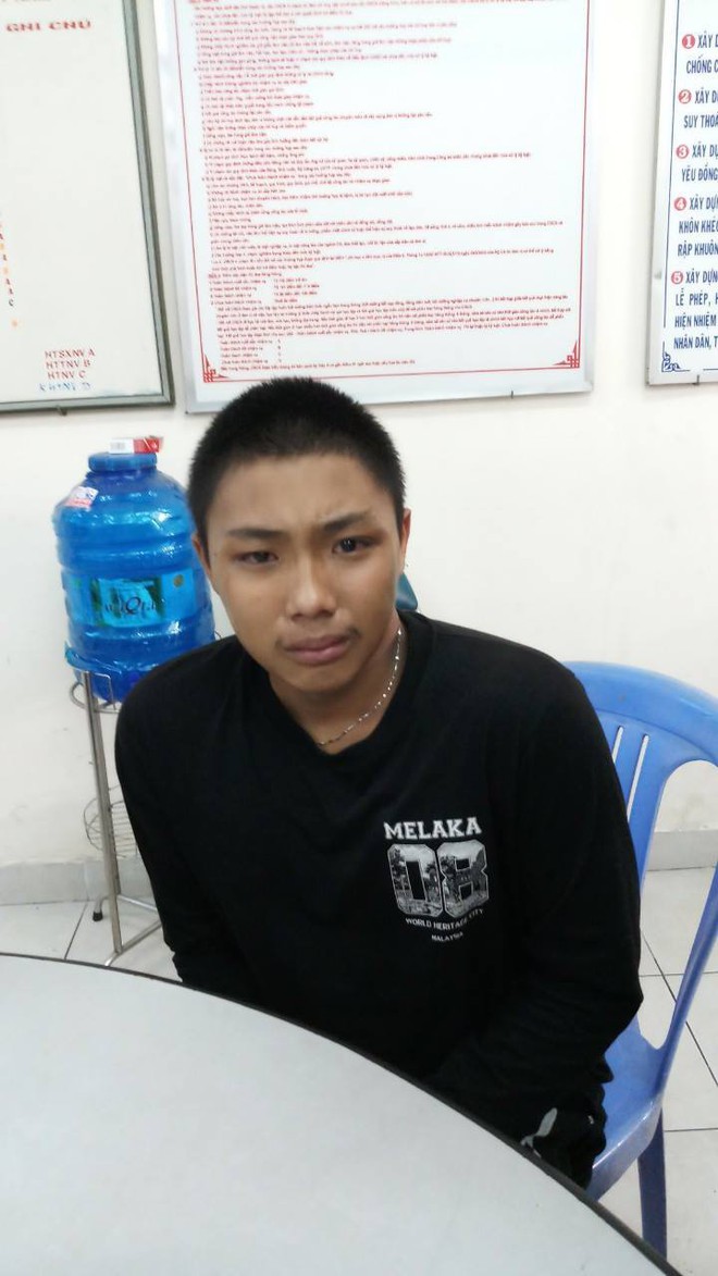 Tên cướp 18 tuổi bật khóc tại trụ sở công an sau khi dùng roi điện chống trả hiệp sĩ ở Sài Gòn - Ảnh 1.