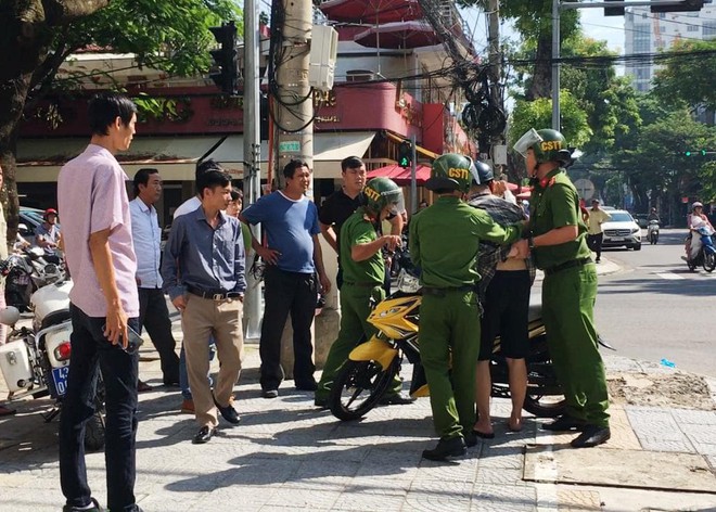 Nam thanh niên chở bạn gái vượt đèn đỏ, đạp 2 CSGT ngã nhào xuống đường - Ảnh 1.