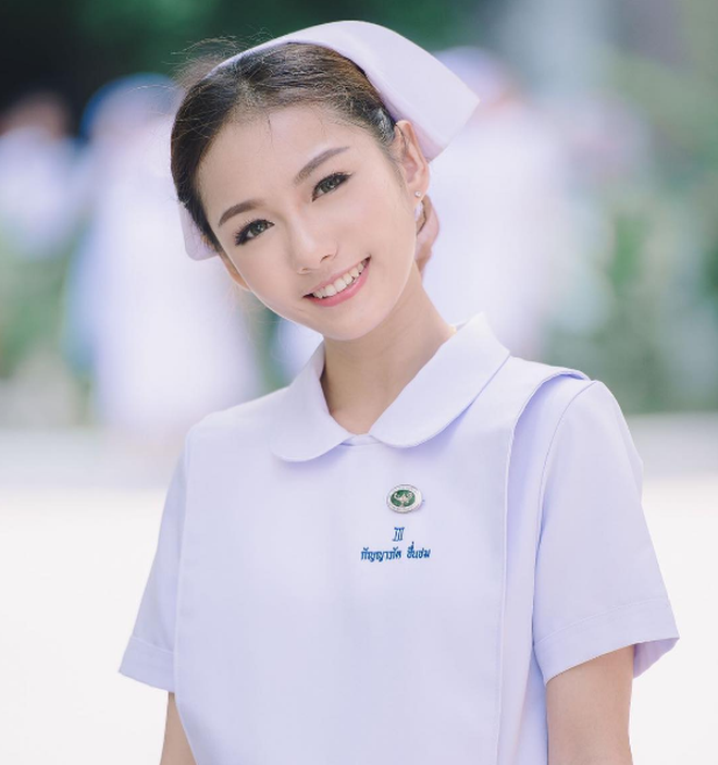 Nữ y tá xinh đẹp nhất Thái Lan bị bệnh viện sa thải vì lý do không ngờ - Ảnh 1.