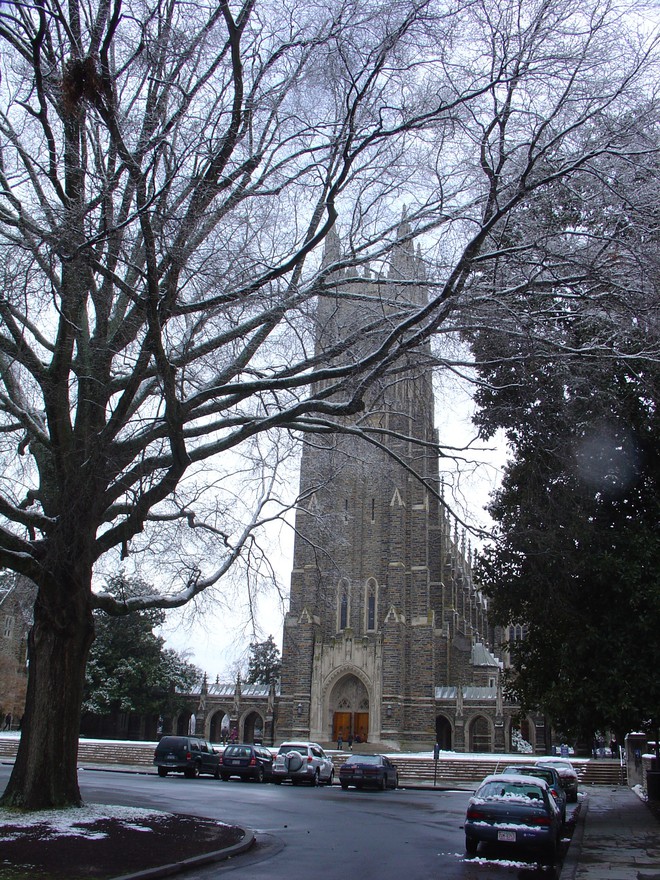 Đã mắt ngắm ngôi trường Đại học đẹp như lâu đài cổ tích dưới trời tuyết trắng xóa - Ảnh 7.