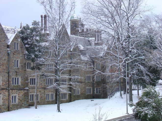 Đã mắt ngắm ngôi trường Đại học đẹp như lâu đài cổ tích dưới trời tuyết trắng xóa - Ảnh 15.