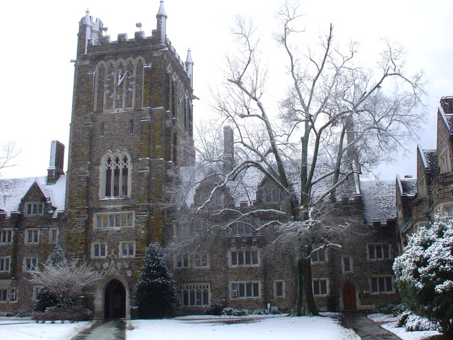 Đã mắt ngắm ngôi trường Đại học đẹp như lâu đài cổ tích dưới trời tuyết trắng xóa - Ảnh 10.
