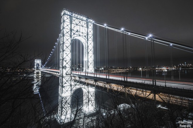 Cảnh s&aacute;t New York truy t&igrave;m danh t&iacute;nh 2 c&ocirc; g&aacute;i trẻ bị buộc chặt v&agrave;o nhau bằng băng d&iacute;nh rồi vứt xuống s&ocirc;ng - Ảnh 4.