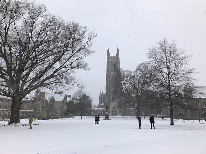 Đã mắt ngắm ngôi trường Đại học đẹp như lâu đài cổ tích dưới trời tuyết trắng xóa - Ảnh 6.