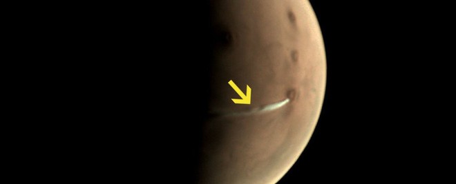 Ngay lúc này có một đám khói trắng đang lơ lửng trên bề mặt sao Hỏa và đây là sự thật đằng sau nó - Ảnh 1.