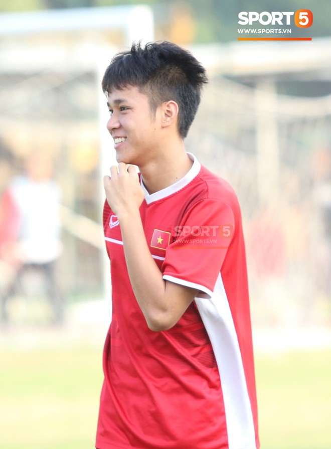 Thêm một Hot boy U19 với nụ cười ngọt ngào, được ví là hậu duệ của Văn Toàn - Ảnh 1.