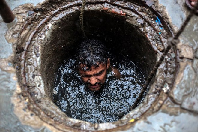 Cận cảnh công việc của các công nhân ngụp lặn trong ống thải ở Ấn Độ - Ảnh 1.