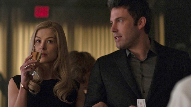 So sánh độ “nguy hiểm” của hai ác nữ xinh đẹp trong “A Simple Favor” và “Gone Girl - Ảnh 3.