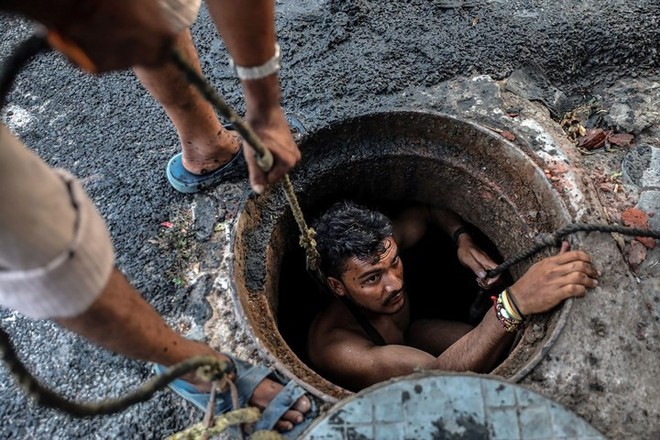 Cận cảnh công việc của các công nhân ngụp lặn trong ống thải ở Ấn Độ - Ảnh 7.