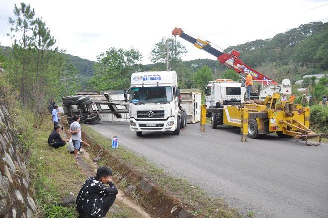 Lật container trên đèo Mimosa, giao thông Đà Lạt – TP HCM ách tắc nhiều giờ - Ảnh 1.