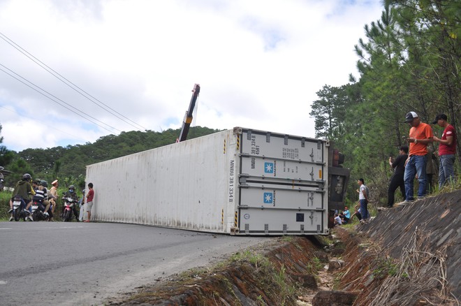 Lật container trên đèo Mimosa, giao thông Đà Lạt – TP HCM ách tắc nhiều giờ - Ảnh 2.