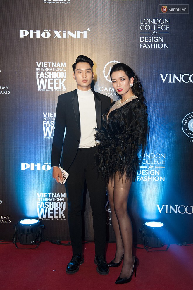 Thảm đỏ VIFW ngày cuối: Diệp Linh Châu suýt hớ hênh, Quỳnh Anh Shyn và Salim cùng bị khác lạ vì cách trang điểm - Ảnh 11.