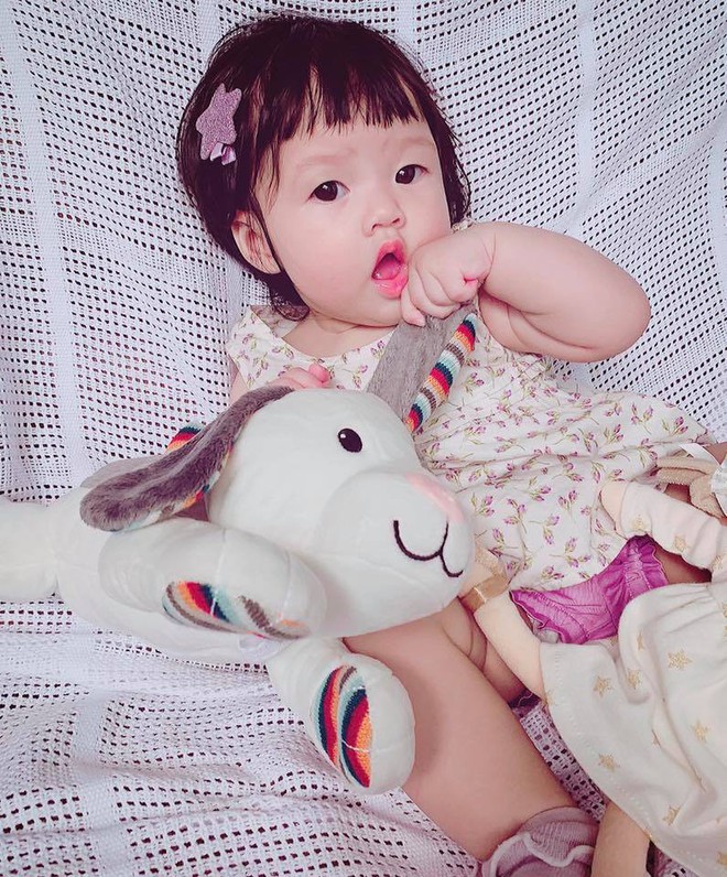 Khoe khoảnh khắc cực đáng yêu của con gái, Đặng Thu Thảo hạnh phúc tiết lộ: “Lần đầu chị ấy gọi ba” - Ảnh 1.