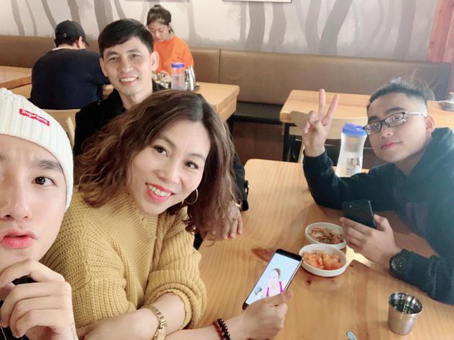 L&acirc;u rồi mới sử dụng lại Facebook c&aacute; nh&acirc;n, Sơn T&ugrave;ng đăng liền loạt ảnh hạnh ph&uacute;c b&ecirc;n gia đ&igrave;nh trong chuyến du lịch H&agrave;n Quốc  - Ảnh 3.
