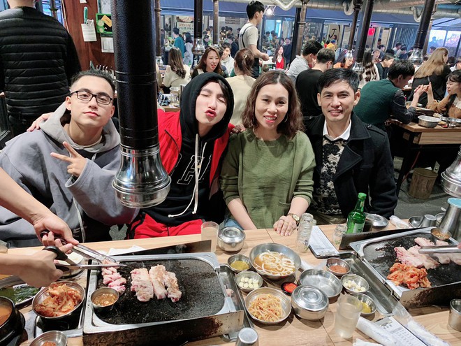 L&acirc;u rồi mới sử dụng lại Facebook c&aacute; nh&acirc;n, Sơn T&ugrave;ng đăng liền loạt ảnh hạnh ph&uacute;c b&ecirc;n gia đ&igrave;nh trong chuyến du lịch H&agrave;n Quốc  - Ảnh 2.