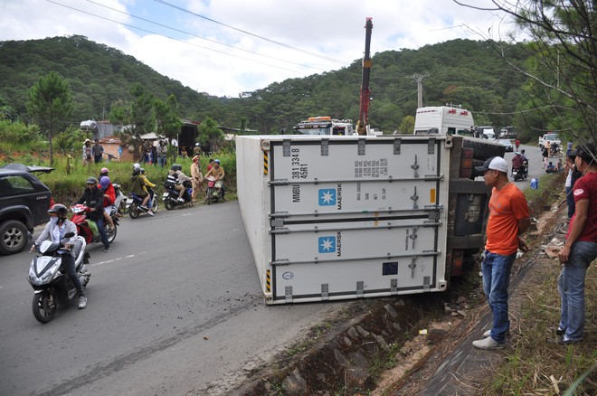 Lật container trên đèo Mimosa, giao thông Đà Lạt – TP HCM ách tắc nhiều giờ - Ảnh 4.