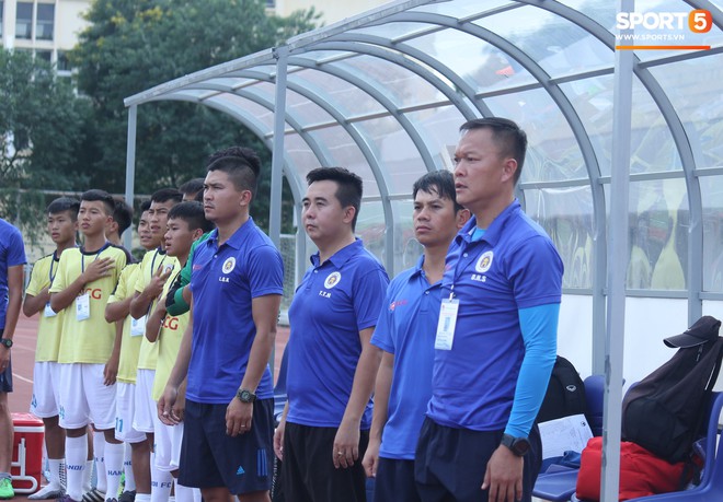 Huyền thoại AFF Cup Dương Hồng Sơn thét ra lửa trên băng ghế huấn luyện viên - Ảnh 1.