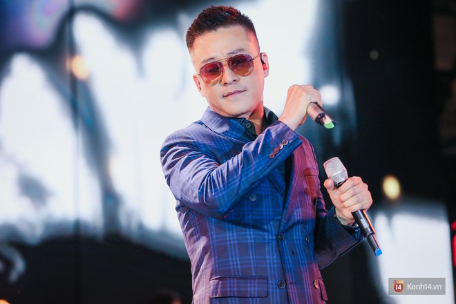 Đang diễn say m&ecirc;, Tuấn Hưng bất ngờ ngừng h&aacute;t để can ngăn kh&aacute;n giả x&ocirc; x&aacute;t trong liveshow - Ảnh 2.