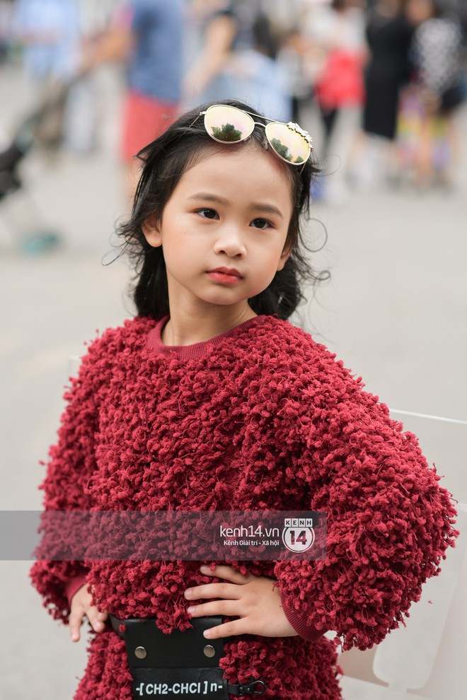 Street style ngày cuối VIFW: giới trẻ lên đồ đơn giản với độ ứng dụng cao hơn, các nhóc tì tiếp tục tranh spotlight - Ảnh 15.