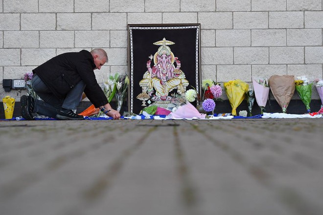 Fan Leicester cầu nguyện cho Chủ tịch Vichai sau thảm kịch rơi máy bay - Ảnh 4.