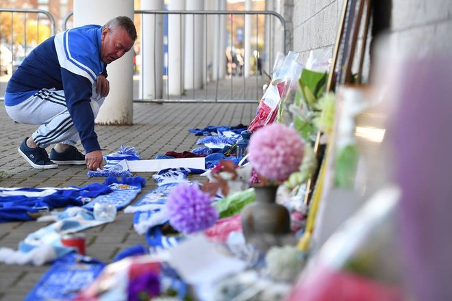 Fan Leicester cầu nguyện cho Chủ tịch Vichai sau thảm kịch rơi máy bay - Ảnh 5.