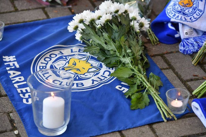 Fan Leicester cầu nguyện cho Chủ tịch Vichai sau thảm kịch rơi máy bay - Ảnh 6.
