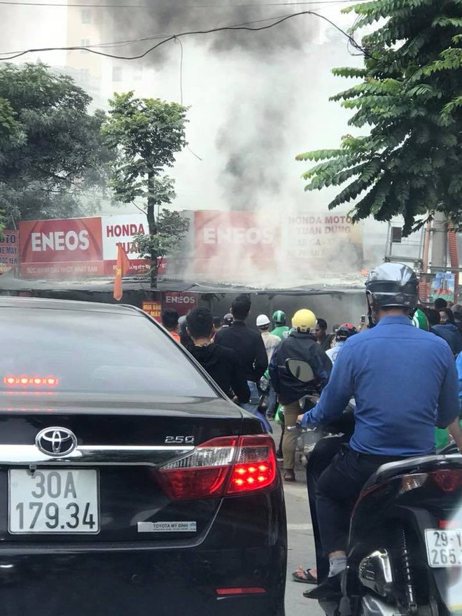 Hà Nội: Sau tiếng nổ lớn, tiệm sửa xe bất ngờ bốc cháy dữ dội, người đi đường hoảng loạn bỏ chạy - Ảnh 1.