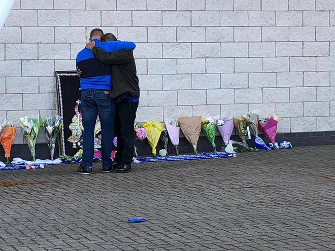 Fan Leicester cầu nguyện cho Chủ tịch Vichai sau thảm kịch rơi máy bay - Ảnh 10.