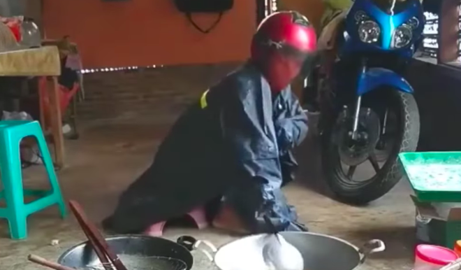 An toàn như đàn ông khi vào bếp: Mặc áo mưa, đội mũ bảo hiểm để phòng thân - Ảnh 2.