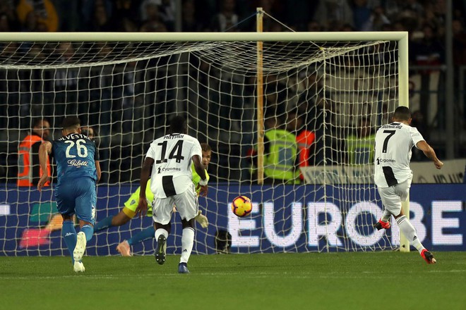 Đẳng cấp siêu sao lên tiếng: Tuyệt phẩm sút xa của Ronaldo giúp Juventus thắng ngược hú vía - Ảnh 1.