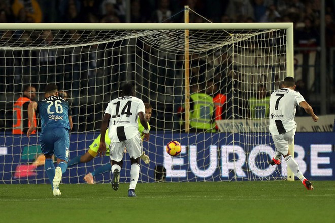 Đẳng cấp si&ecirc;u sao l&ecirc;n tiếng: Tuyệt phẩm s&uacute;t xa của Ronaldo gi&uacute;p Juventus thắng ngược h&uacute; v&iacute;a - Ảnh 1.