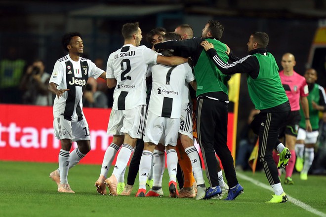Đẳng cấp si&ecirc;u sao l&ecirc;n tiếng: Tuyệt phẩm s&uacute;t xa của Ronaldo gi&uacute;p Juventus thắng ngược h&uacute; v&iacute;a - Ảnh 6.