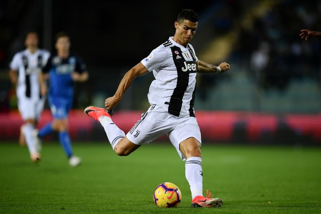 Đẳng cấp siêu sao lên tiếng: Tuyệt phẩm sút xa của Ronaldo giúp Juventus thắng ngược hú vía - Ảnh 4.