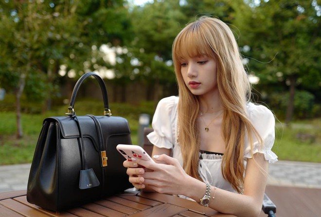 Lisa (Black Pink) đăng ảnh mới xinh đẹp ngút ngàn, nhưng điều gây chú ý là cánh tay gầy trơ xương của cô - Ảnh 2.