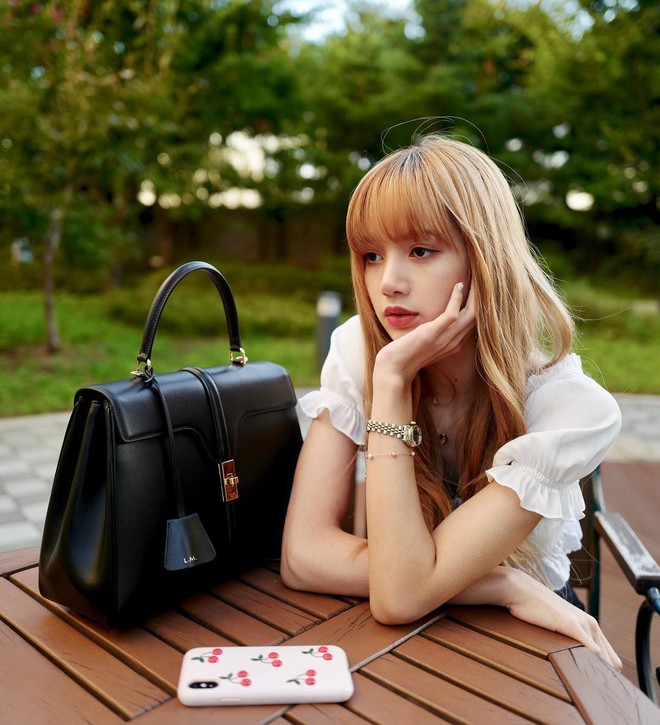 Lisa (Black Pink) đăng ảnh mới xinh đẹp ngút ngàn, nhưng điều gây chú ý là cánh tay gầy trơ xương của cô - Ảnh 3.