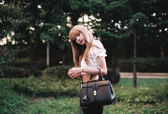 Lisa (Black Pink) đăng ảnh mới xinh đẹp ngút ngàn, nhưng điều gây chú ý là cánh tay gầy trơ xương của cô - Ảnh 4.