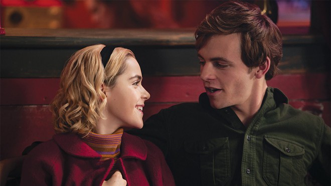 The Chilling Adventures of Sabrina: Cuộc phiêu lưu rùng rợn của cô phù thuỷ phiên bản lột xác bởi Netflix - Ảnh 4.