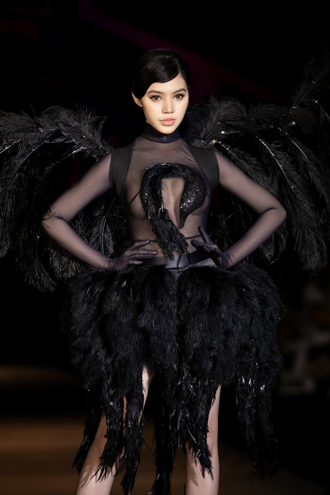 Vedette gắt nhất VIFW mùa này: Jolie Nguyễn hóa thiên nga đen siêu sexy, trở lại runway sau 2 năm - Ảnh 3.