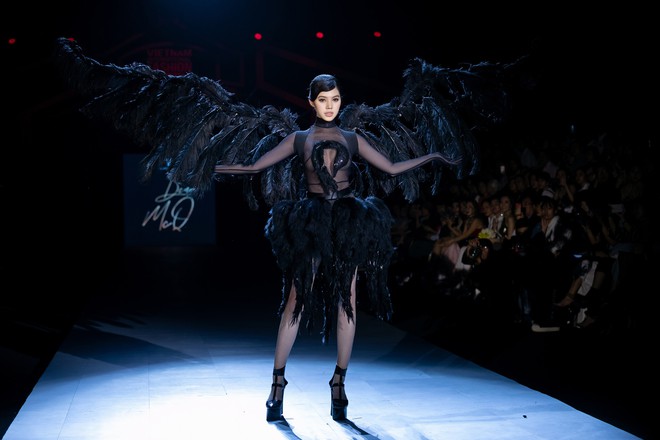 Vedette gắt nhất VIFW mùa này: Jolie Nguyễn hóa thiên nga đen siêu sexy, trở lại runway sau 2 năm - Ảnh 4.