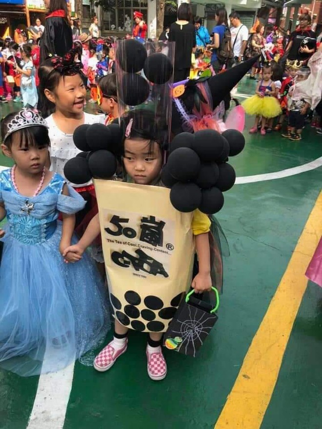 Đại chiến Halloween: Quên ma quỷ đi, giờ hóa trang thành đồ ăn vặt và trà sữa mới... đáng sợ - Ảnh 1.