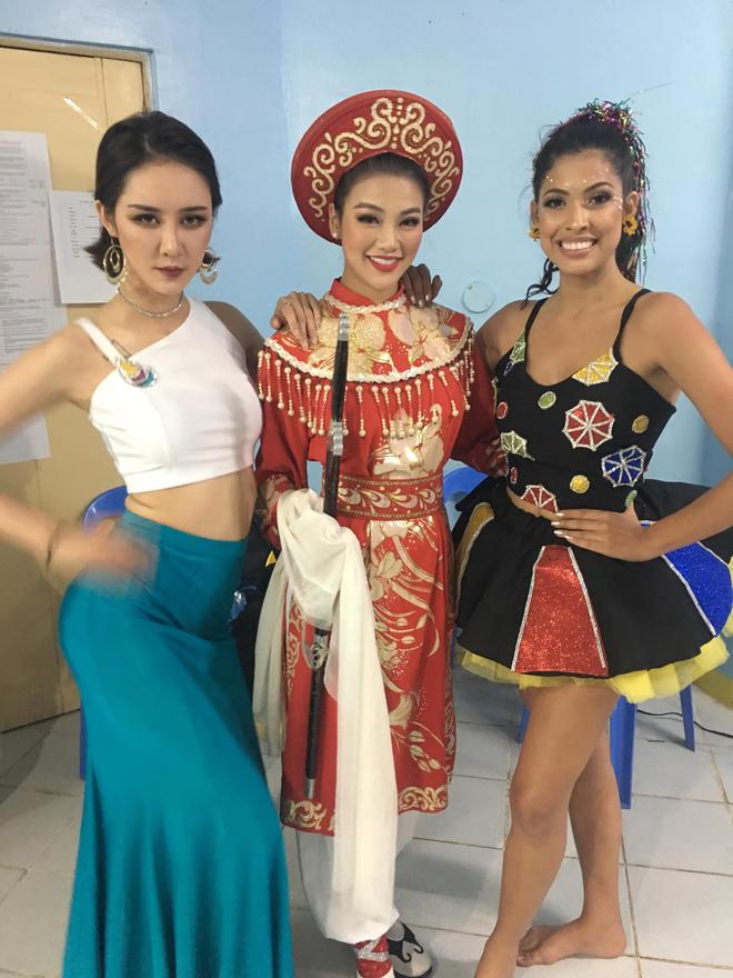 Chỉ trong một đ&ecirc;m thi, đại diện Việt Nam li&ecirc;n tiếp gi&agrave;nh huy chương v&agrave;ng trang phục dạ hội v&agrave; 3 giải phụ tại Miss Earth 2018 - Ảnh 3.