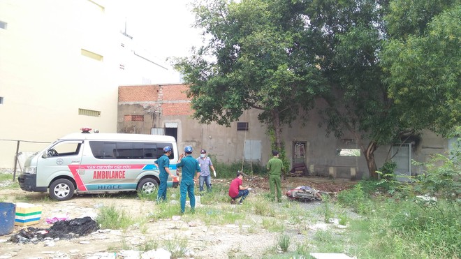 Ph&aacute;t hiện người đ&agrave;n &ocirc;ng gục chết tr&ecirc;n chiếc xe m&aacute;y ng&atilde; ở S&agrave;i G&ograve;n - Ảnh 1.