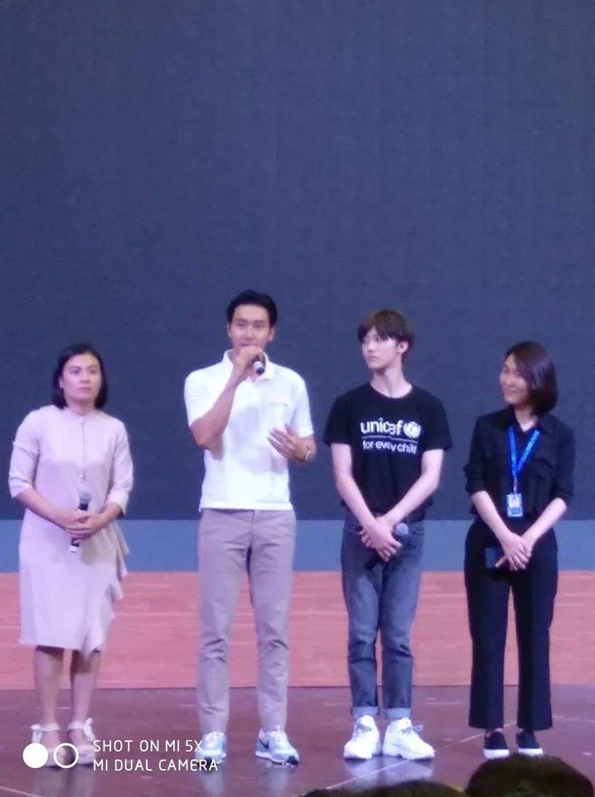 Siwon và mỹ nam NCT bất ngờ đến thăm trường đại học ở Hà Nội: Ngoài đời đẹp trai đến mức khó tin! - Ảnh 3.
