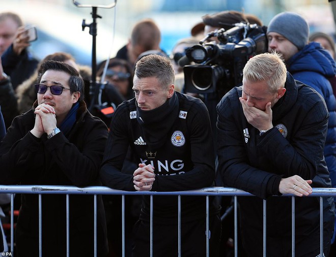 Tập thể cầu thủ Leicester đứng chết lặng trước khu tưởng niệm vị Chủ tịch qu&aacute; cố - Ảnh 7.