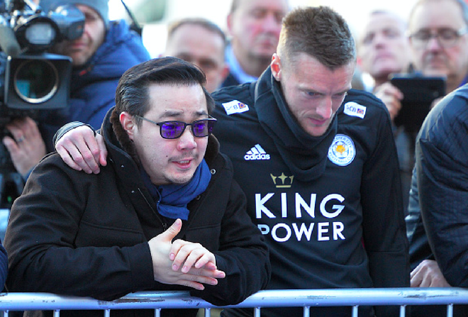 Tập thể cầu thủ Leicester đứng chết lặng trước khu tưởng niệm vị Chủ tịch qu&aacute; cố - Ảnh 10.