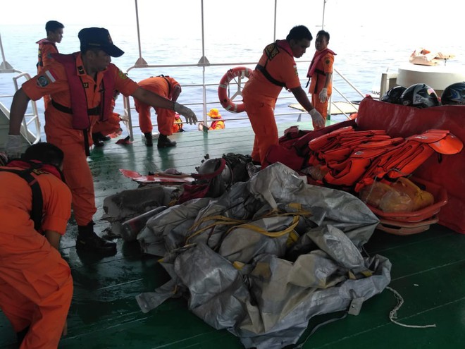 Hình ảnh những mảnh vỡ máy bay và đồ đạc của nạn nhân trong vụ tai nạn hàng không tại Indonesia - Ảnh 5.