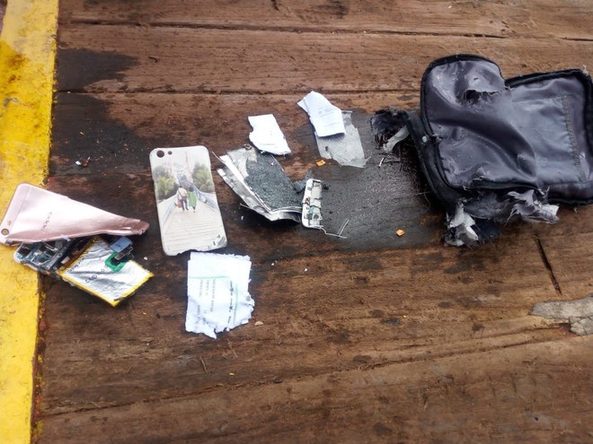 Hình ảnh những mảnh vỡ máy bay và đồ đạc của nạn nhân trong vụ tai nạn hàng không tại Indonesia - Ảnh 4.