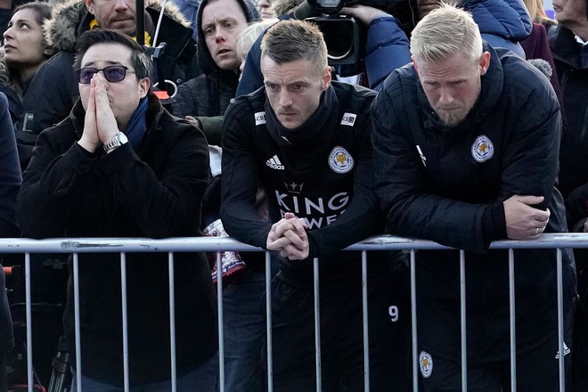 Tập thể cầu thủ Leicester đứng chết lặng trước khu tưởng niệm vị Chủ tịch quá cố - Ảnh 8.